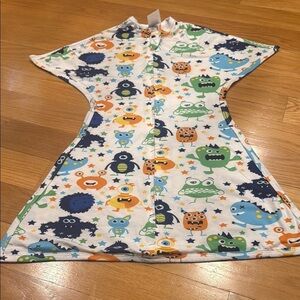Sleeping baby Zipadee-zip mister boys sleep sack size 4-8 months.
